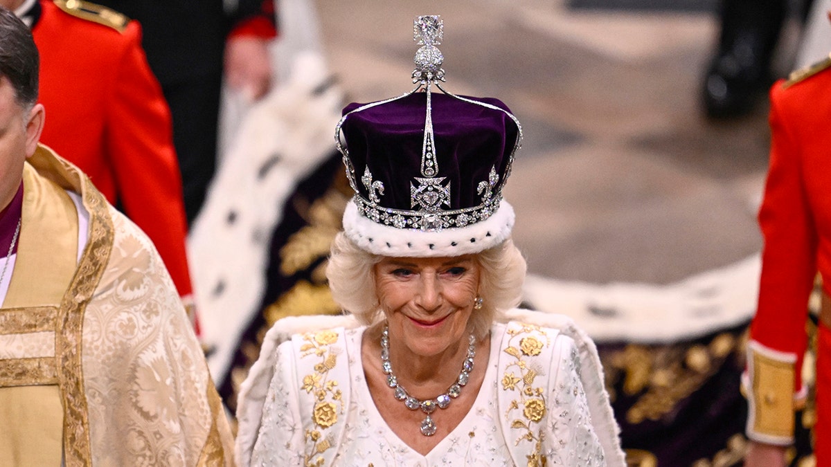 Königin Camilla lächelt mit ihrer Krone