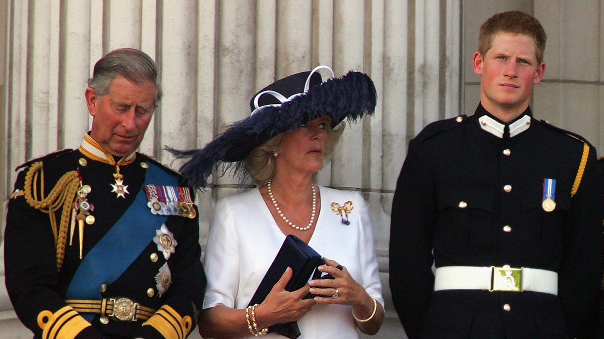 Camilla blickt auf dem Balkon des Buckingham Palace zu Prinz Harry auf
