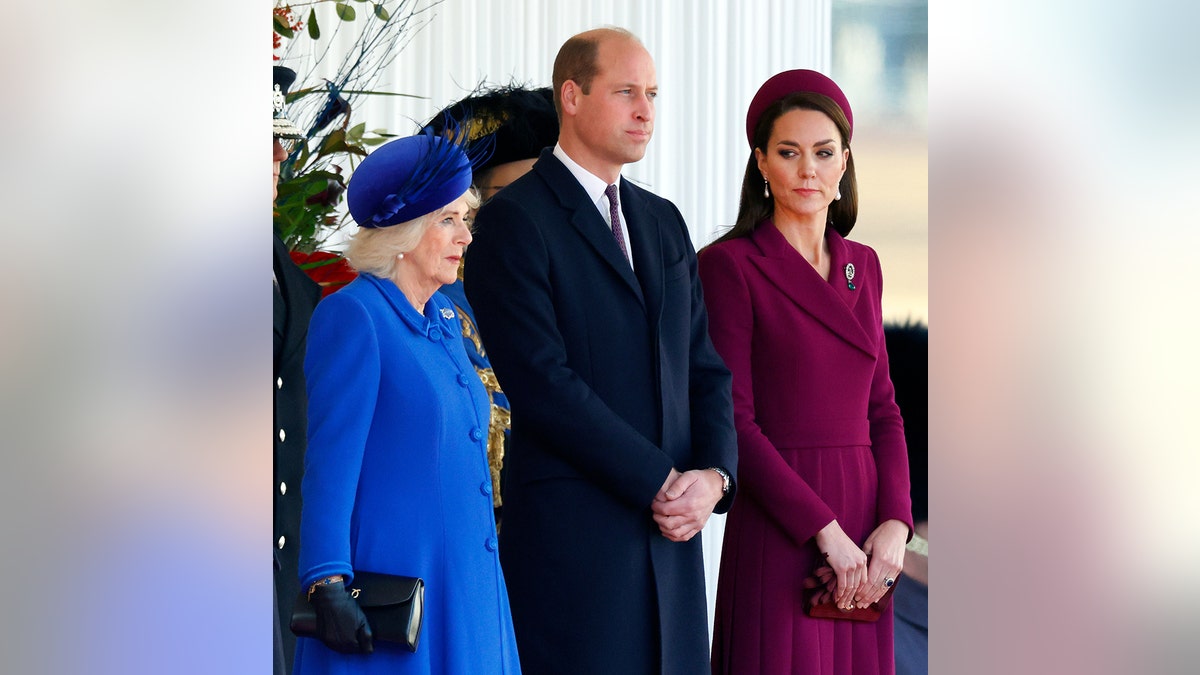 Kate Middleton blickt Königin Camilla an, während die Prinzessin von Wales neben Prinz William steht