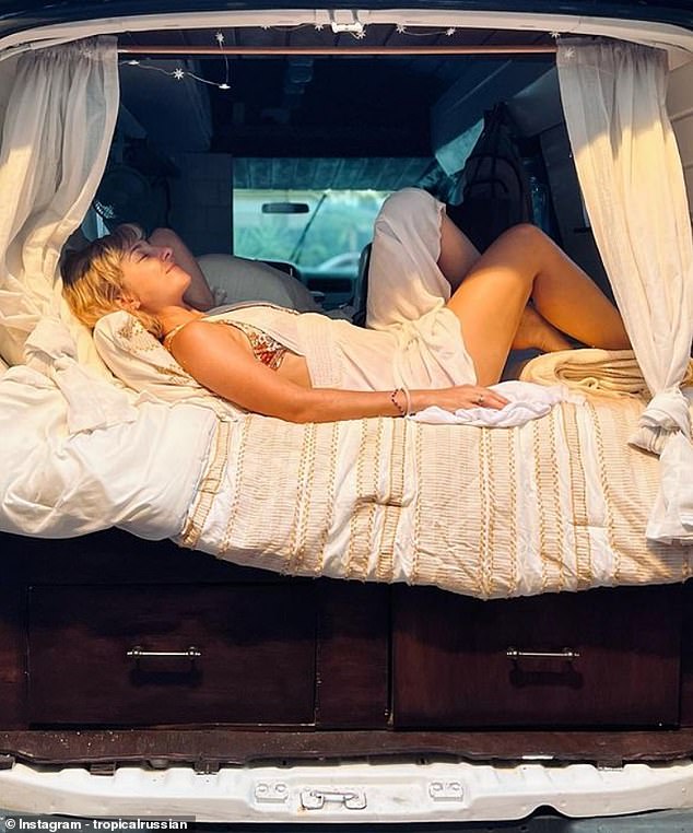 Katya hat sich durch ihre Reisen um die Welt in ihrem umgebauten Van und Motorrad eine wachsende Fangemeinde in den sozialen Medien aufgebaut