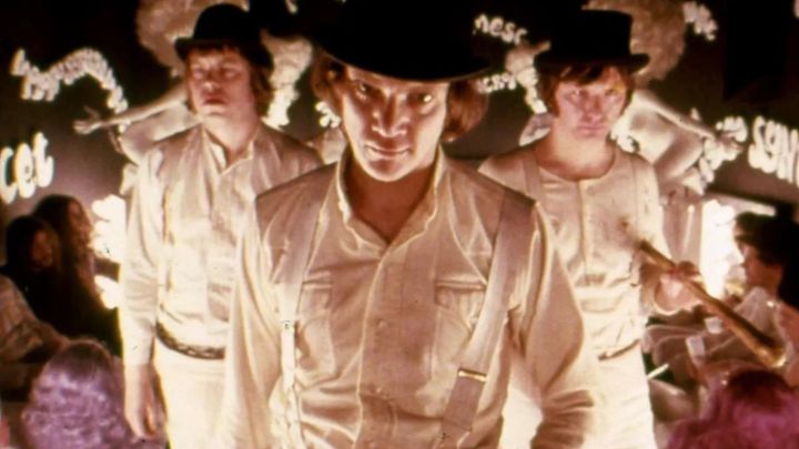 Malcolm McDowell als Alex DeLarge mit zwei seiner Freunde im Film A Clockwork Orange.