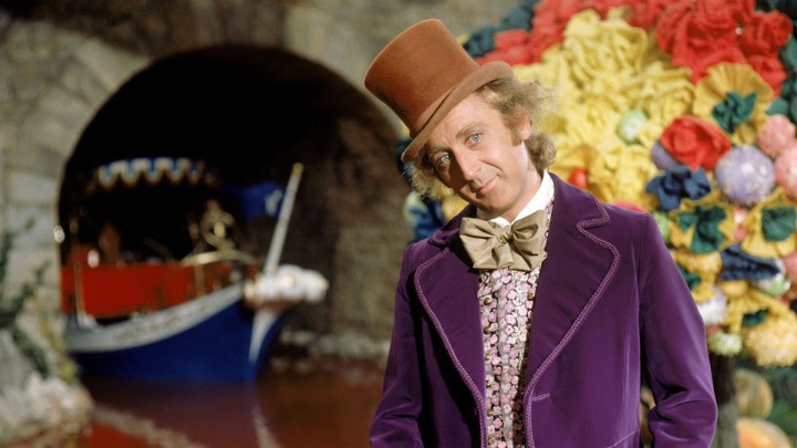 Gene Wilder steht und neigt seinen Kopf leicht in Willy Wonka und die Schokoladenfabrik