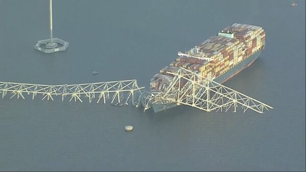 Teile der Francis Scott Key Bridge sind noch übrig, nachdem ein Containerschiff am Dienstag, 26. März 2024, in Baltimore mit einem Stützpunkt kollidierte.  (WJLA über AP)