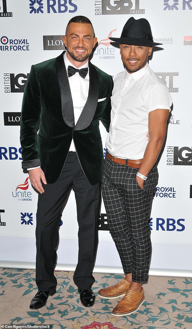 Robin war zuvor in einer Beziehung mit Marcus Collins (rechts), einem von Gary Barlow betreuten X-Factor-Finalisten – das Paar hatte geplant zu heiraten, trennte sich jedoch 2015