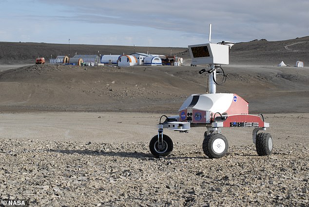 Ein Rover und das Basislager des Haughton Mars Research Project am Haughton-Krater
