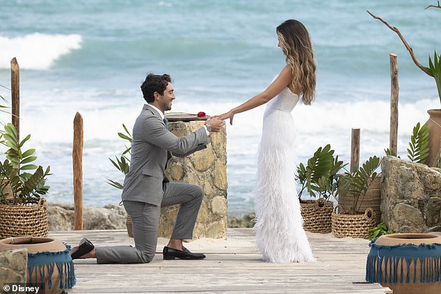 Joey fiel während seines romantischen Heiratsantrags an Kelsey in Tulum, Mexiko, auf ein Knie