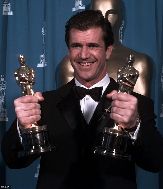 Gibson genoss in Hollywood den Status einer A-Liste, nachdem er in den Franchises „Mad Max“ und „Lethal Weapon“ berühmt wurde.  Für Braveheart aus dem Jahr 1995 gewann er einen Oscar als Bester Regisseur.  Der Film erhielt außerdem den Preis für den besten Film (abgebildet in Los Angeles im März 1996).