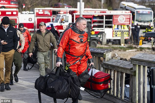 Rettungskräfte versammeln sich am Ufer des Patapsco River
