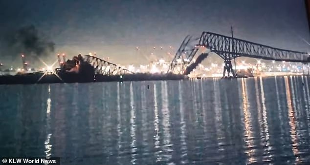 Erstaunliche Aufnahmen zeigen den Moment, als das Schiff in die Francis Scott Key Bridge in Baltimore raste und die kolossale Stahlkonstruktion in den Patapsco River stürzte