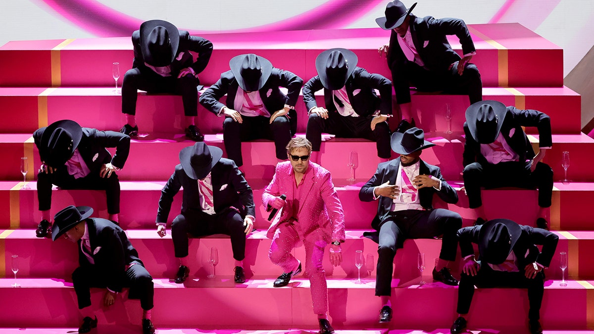 Ryan Gosling tritt bei der Oscarverleihung in einem rosa Anzug auf.