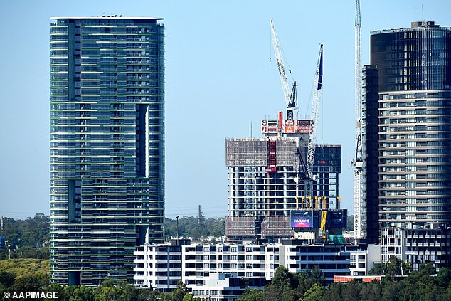 Im Gemeindebezirk Parramatta wurden 22,4 Prozent der Häuser mit Verlust verkauft, darunter auch im Sydney Olympic Park, der Heimat der maroden Wohntürme, wo die Werte im Laufe des Jahres um 1,2 Prozent zurückgingen (im Bild der in Schwierigkeiten geratene Opal Tower).