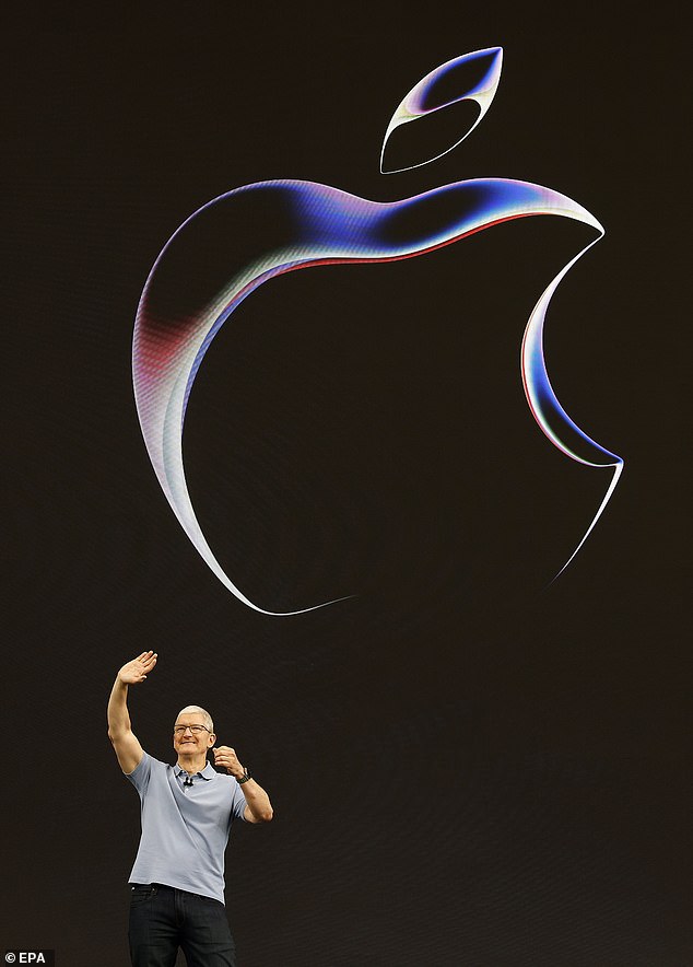 Den Auftakt der WWDC bildet eine Grundsatzrede, in der üblicherweise das neue Betriebssystem für iPhone, Mac, iPad, Apple Watch und TV vorgestellt wird.  Im Bild spricht CEO Tim Cook während der Keynote-Rede im letzten Jahr