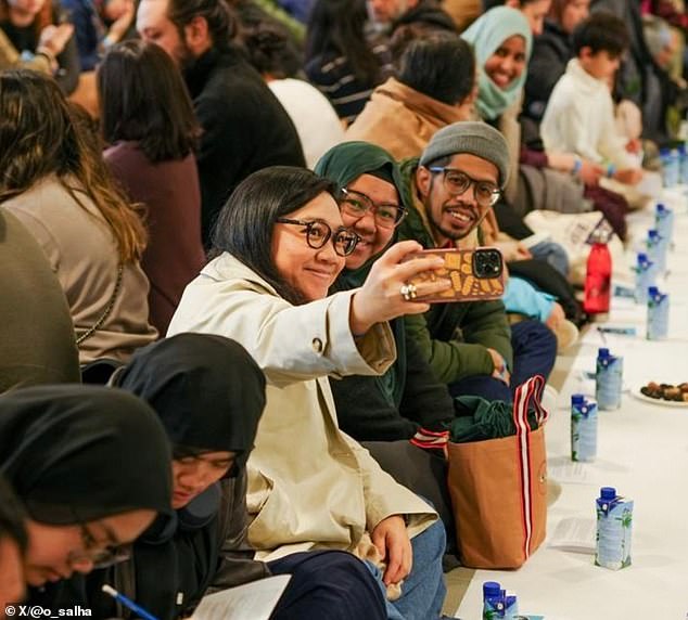 Der Gründer des Ramadan Tent Project, Omar Salha, ging zu X, um Bilder der Veranstaltung zu teilen, nachdem sie stattgefunden hatte (im Bild)