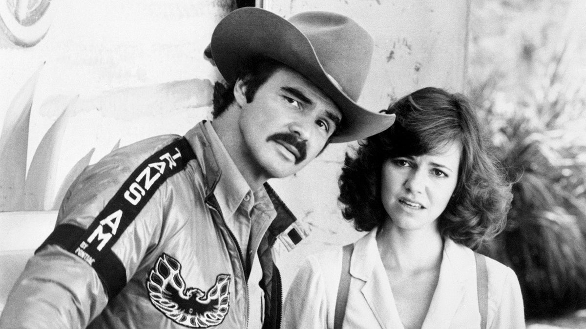 Sally Field und Burt Reynolds stehen zusammen und wirken ratlos