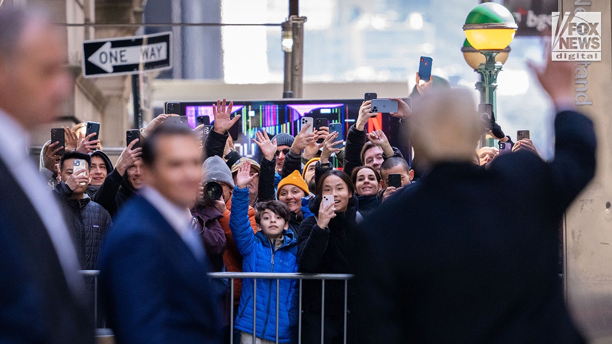 Der ehemalige Präsident Donald Trump verlässt das Trump Building an der Wall Street 40 in Manhattan
