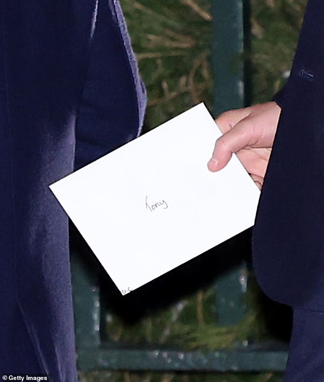 Prinz George schien einen Weihnachtsbrief an einen „Tony“ zu schicken, bevor er die Westminster Abbey betrat