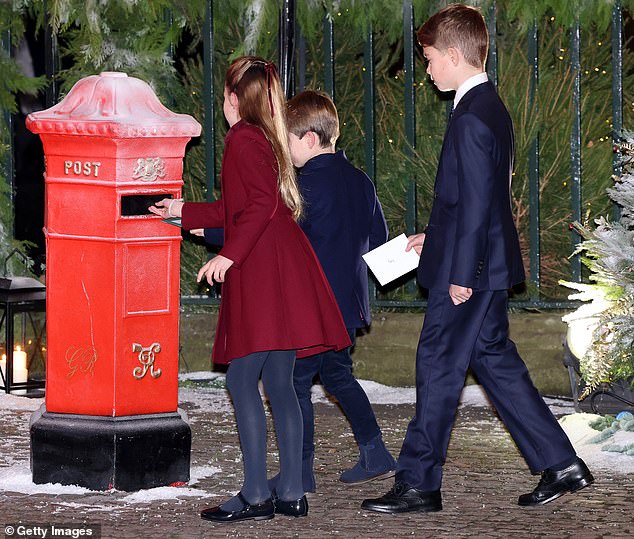 Prinzessin Charlotte von Wales, Prinz Louis von Wales und Prinz George von Wales posten Weihnachtsbriefe vor dem Weihnachtsgottesdienst „Gemeinsam zu Weihnachten“ in der Westminster Abbey