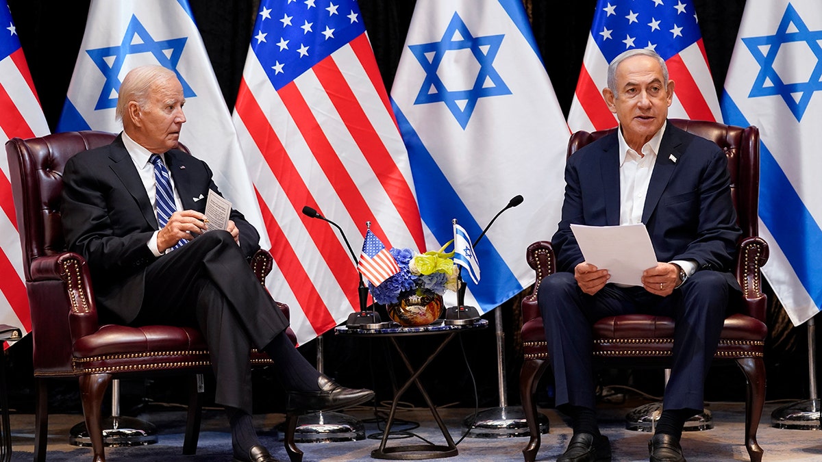 Präsident Biden und der israelische Ministerpräsident Benjamin Netanjahu nehmen an einem erweiterten bilateralen Treffen teil