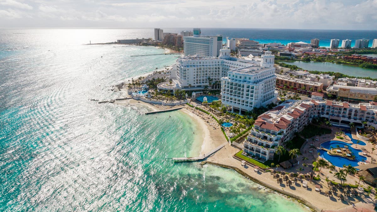 Luftpanoramablick auf die Stadtstrände von Cancun an einem sonnigen Tag