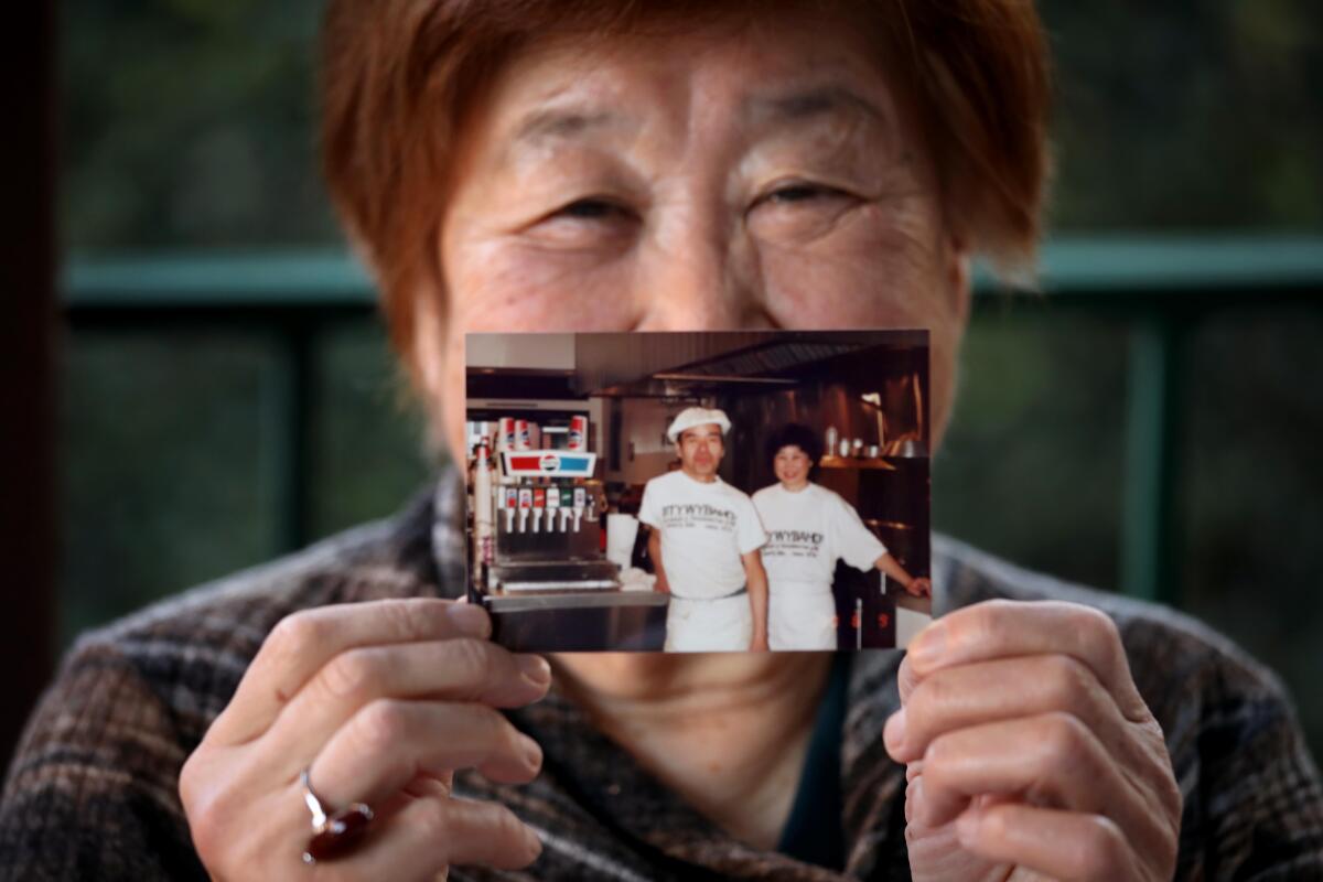 Atsuko Nagumo hält ein Foto von sich und ihrem Ehemann Sadao.