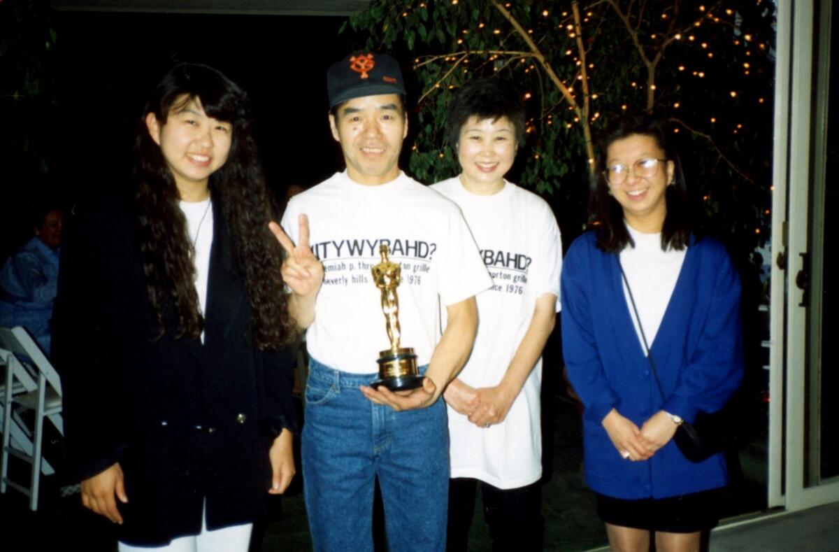 Von links posierten Nori, Sadao, Atsuko und Takako Nagumo mit einem Oscar.