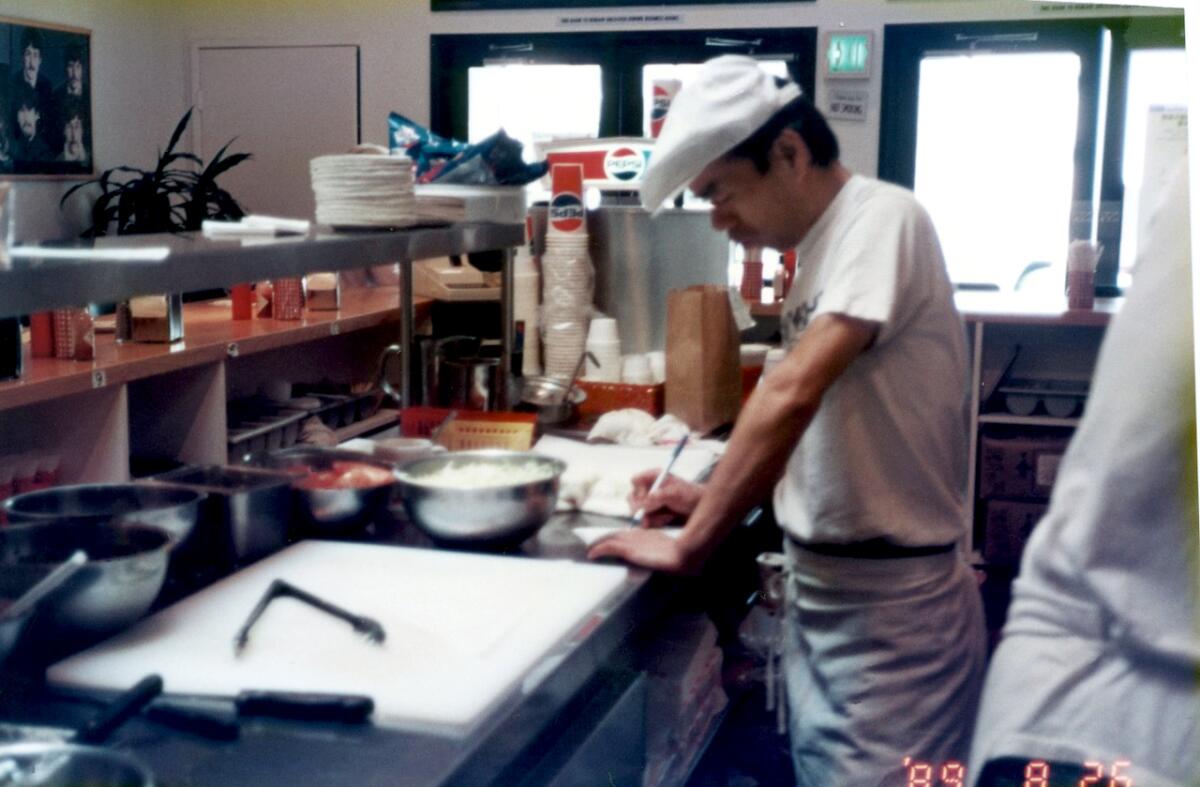 Sadao Nagumo in seinem Restaurant in Beverly Hills, Jeremiah P. Throckmorton Grille, im Jahr 1989.