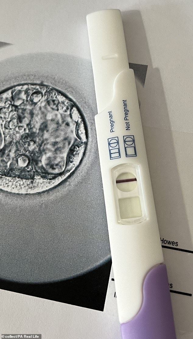 Der negative Schwangerschaftstest von Sophie Sternschuss-Howes, nachdem sie die einzige IVF-Runde absolviert hatte, zu der sie aufgrund ihrer Postleitzahl berechtigt ist