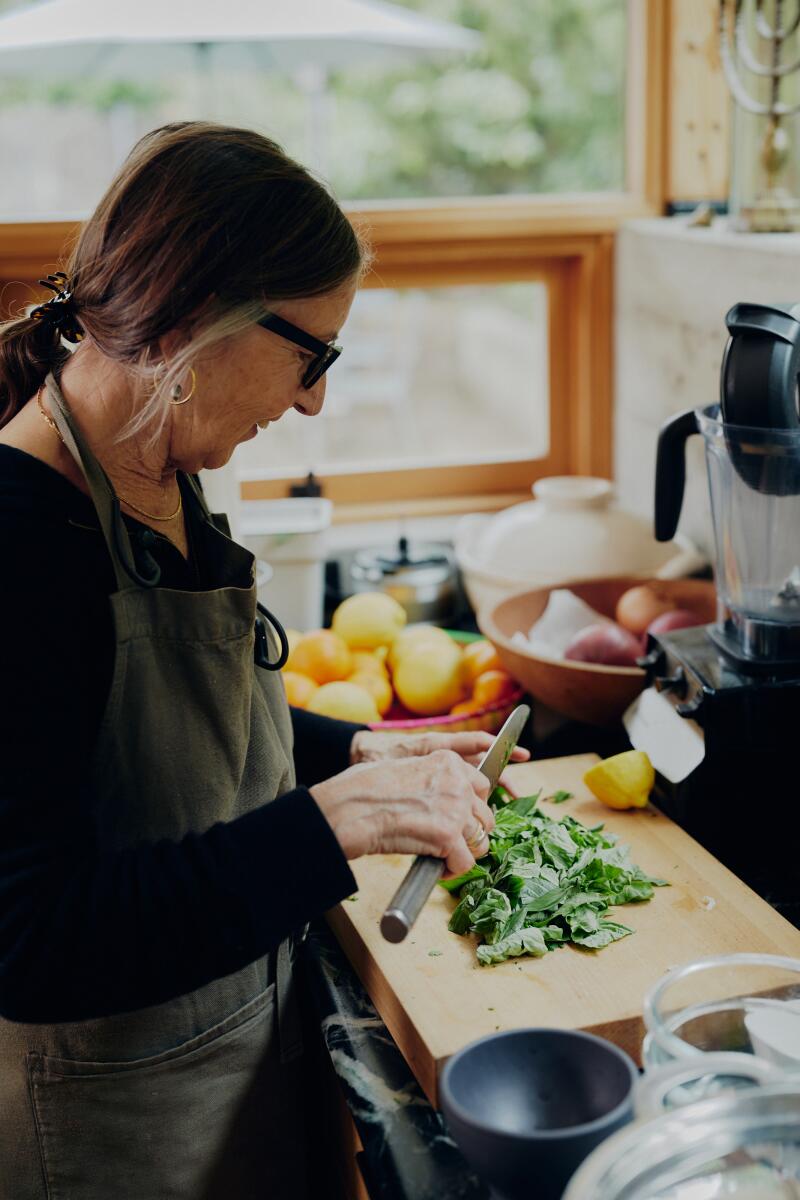 ALTADENA, CA - 29. FEBRUAR 2024: Gerichte und Suppenkochen in Michelle Hunevens Küche.
