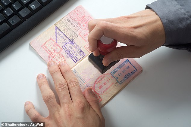 Stellen Sie sicher, dass Ihr Reisepass nicht mit Stempeln überfüllt ist – in manchen Ländern sind für die Einreise mehr als zwei leere Seiten erforderlich