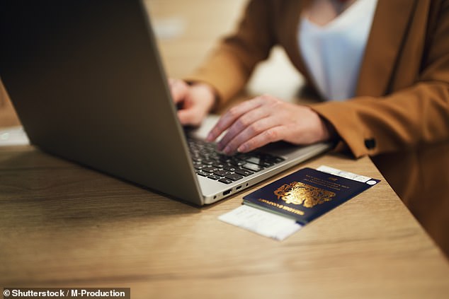 Reisende können die Verlängerung ihres Reisepasses online oder per Post beantragen – es kann bis zu drei Wochen dauern, bis sie eintrifft