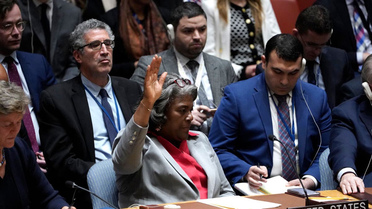 USUN-Botschafterin Linda Thomas Greenfield stimmt bei einer Sitzung des Sicherheitsrats über Gaza ab.
