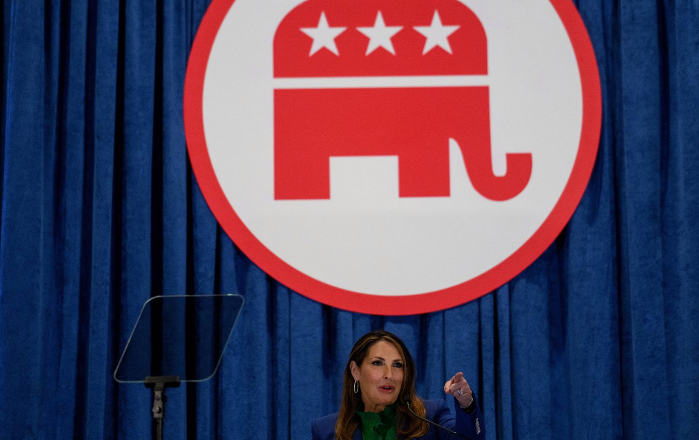 Die damalige RNC-Vorsitzende Ronna McDaniel unter einem großen Poster eines GOP-Elefanten.