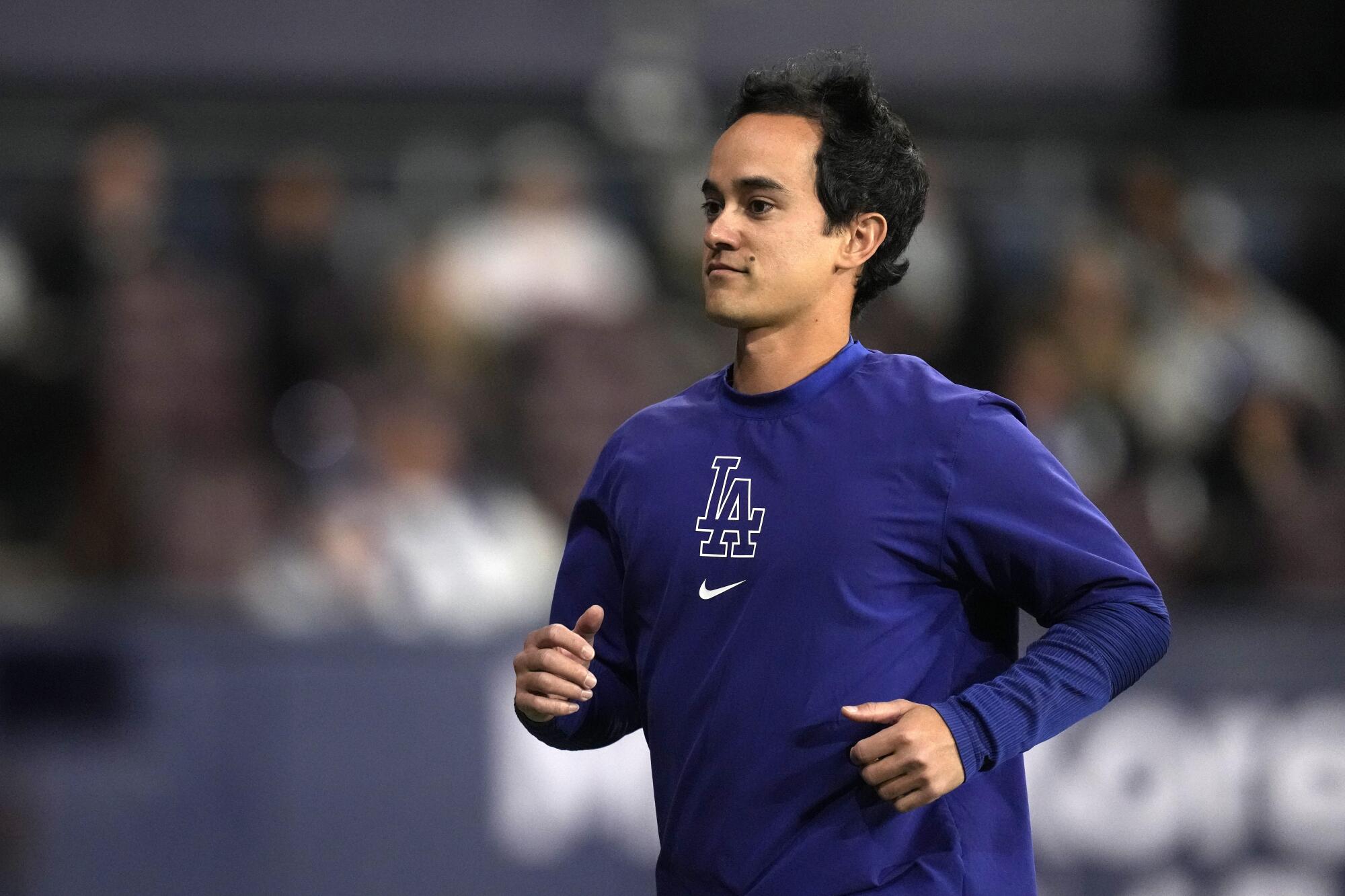 Will Ireton rennt vom Feld, nachdem er auf dem Hügel mit dem Dodgers-Pitcher Yoshinobu Yamamoto gesprochen hat.
