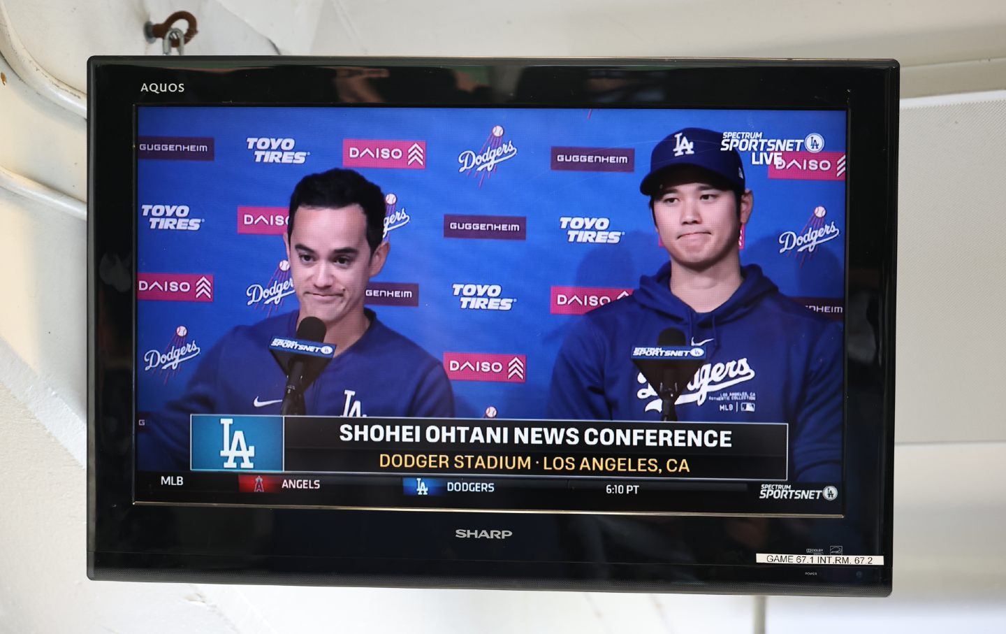 Der Videobildschirm zeigt, wie Ohtani auf einer Pressekonferenz spricht