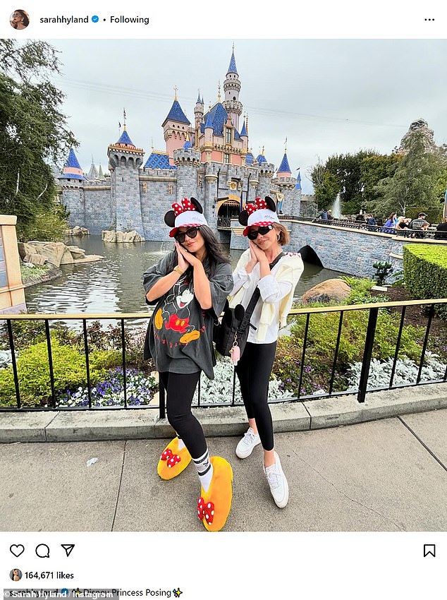 Sarah genoss zuletzt einen Ausflug nach Disneyland mit ihrer besten Freundin Vanessa Hudgens, die Mitte März auf dem roten Teppich der Oscar-Verleihung ihre Schwangerschaft bekannt gab