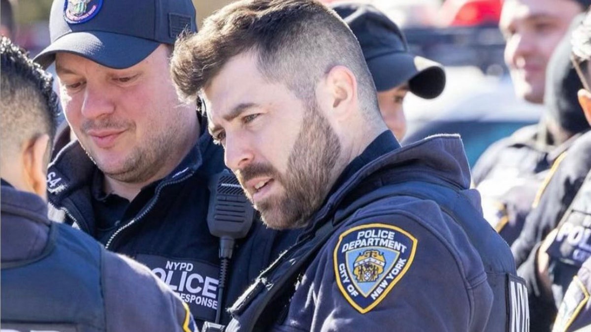 Officer Diller in NYPD-Uniform vor Ort