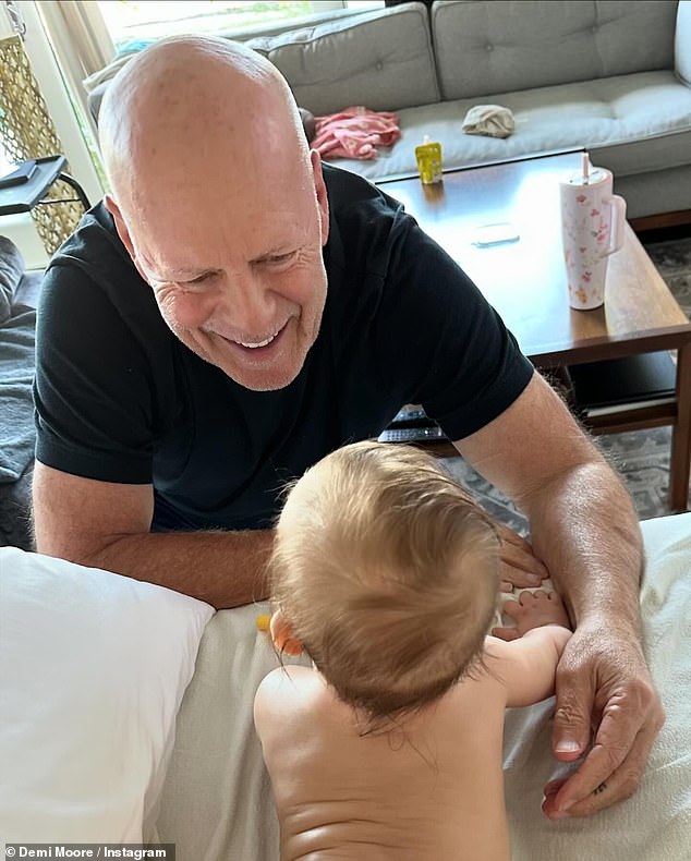 Frontotemporale Demenz (FTD) ist die Erkrankung des Stirb langsam-Stars Bruce Willis, 68, die dazu führt, dass die Persönlichkeits- und Verhaltenszentren des Gehirns schrumpfen (im Bild mit seiner Enkelin).