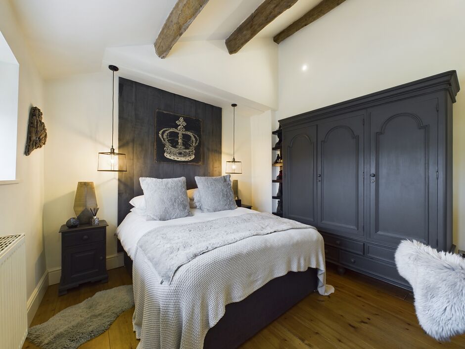kleines Schlafzimmer mit Doppelbett und Holzböden