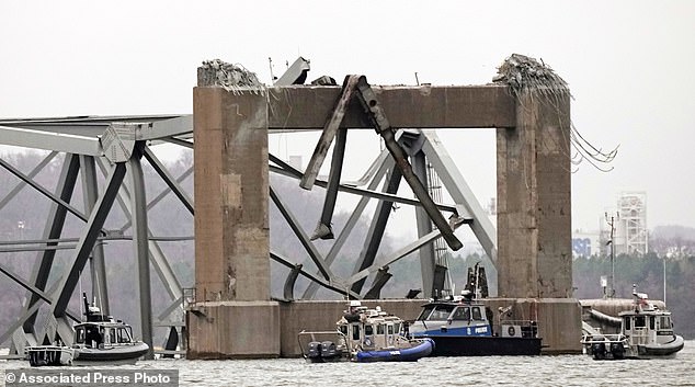 Tauchboote der Polizei arbeiten rund um einen Teil der Struktur der Francis Scott Key Bridge, nachdem das Schiff am Mittwoch auf die Brücke gefahren war