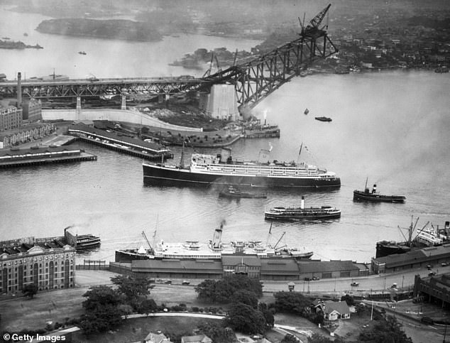 An jedem Ende der Sydney Harbour Bridge stehen zwei Paar 89 Meter hohe Türme, die nicht Teil des ursprünglichen Entwurfs waren.  Die Granitblöcke wurden später hinzugefügt, um der Öffentlichkeit zu versichern, dass es nicht herunterfallen würde.  Auf dem Bild ist die Sydney Harbour Bridge im Jahr 1930 im Bau zu sehen