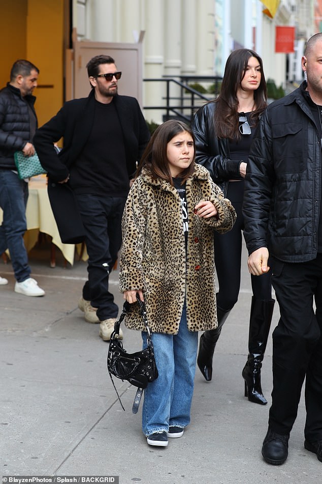 Penelope rockte einen Mantel mit Leopardenmuster, als sie mit Scott und Bella spazieren ging