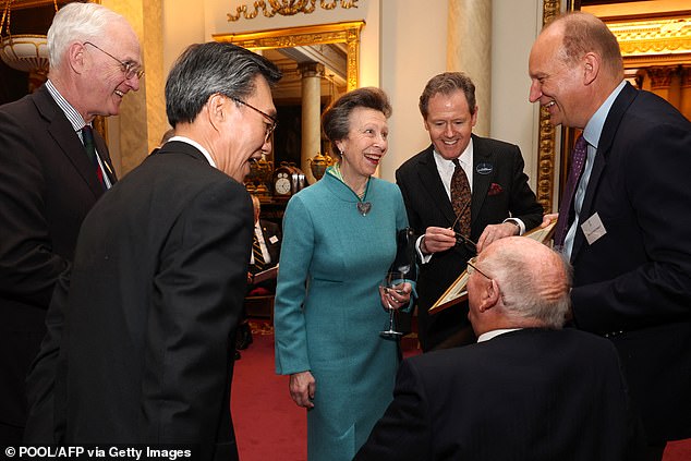 Im Bild: Anne und Südkoreas Botschafter im Vereinigten Königreich, Yoon Yeocheol, lachen, während sie diese Woche mit Kriegsveteranen sprechen