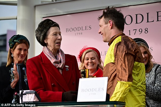 Im Bild: Busy Anne wurde letzte Woche gesehen, wie sie dem siegreichen Jockey Paul Townend in Cheltenham eine Trophäe überreichte