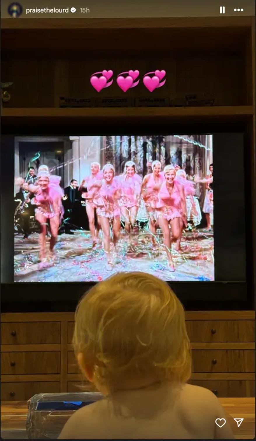 Billie Lourd stellt ihren Sohn liebevoll der verstorbenen Oma Debbie Reynolds im Film „Singing in the Rain“ vor