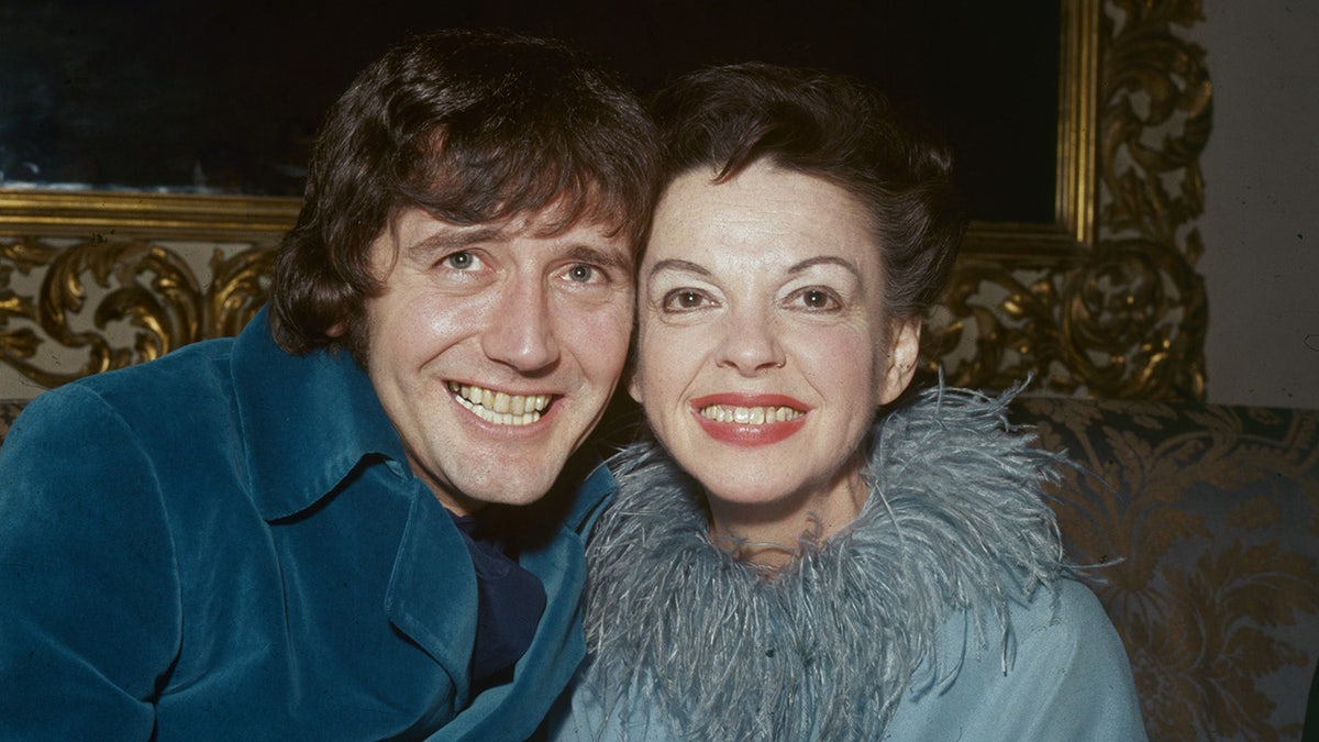 Mickey Deans und Judy Garland lächeln zusammen