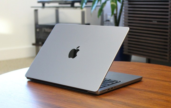 Das MacBook Pro auf einem Holztisch.