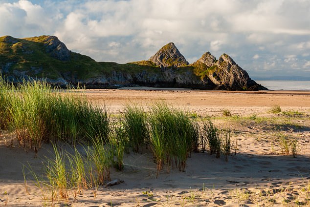 Oben befindet sich die „unberührte“ Three Cliffs Bay in Swansea, die von Kalksteinfelsen eingerahmt ist und über einen Strand mit Dünen und eine Salzwiese verfügt, die laut OS bei Ebbe erkundet werden kann.  OS-Grid-Referenz: SS 53498 87797