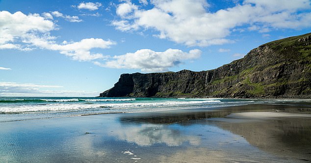 Die ruhige Talisker Bay auf der Isle of Skye fasziniert mit ihrem schwarzen Vulkansand.  OS-Grid-Referenz: NG 30755 30447