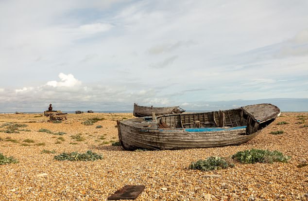 Dungeness in Kent wird manchmal als Großbritanniens einzige Wüste bezeichnet.  Es ist ein kleines Fischerdorf mit einer „surrealen“ Landschaft voller verlassener Boote und Fischerhütten.  Es gibt auch eine stillgelegte Eisenbahn.  OS-Grid-Referenz: TR 08901 16953