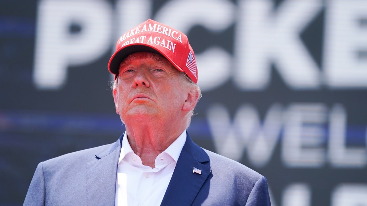 Donald Trump trägt einen roten „Make America Great Again“-Hut